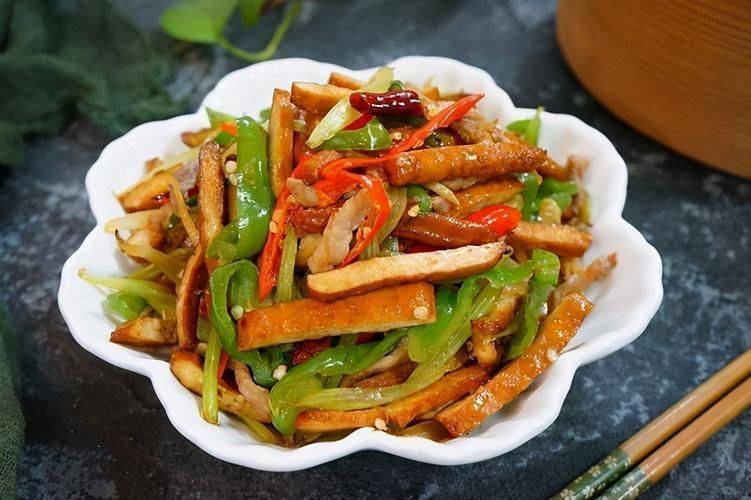 炒芹菜需要焯水嗎 炒芹菜需要焯水嗎